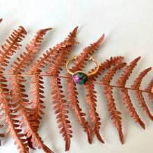 Charger l'image dans la galerie, Bague en acier doré & rubis fuschite