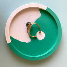 Charger l'image dans la galerie, Bague en acier doré & rubis fuschite