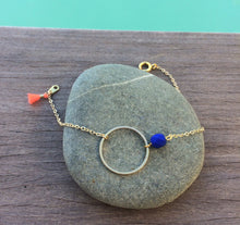 Charger l'image dans la galerie, Bracelet centre doré & perle bleu roi