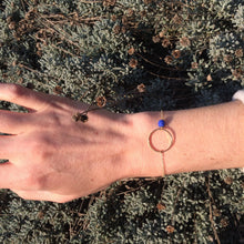 Charger l'image dans la galerie, Bracelet centre doré & perle bleu roi