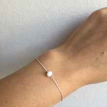 Charger l'image dans la galerie, Bracelet perle blanche argenté
