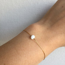Charger l'image dans la galerie, Bracelet perle blanche doré