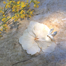 Charger l'image dans la galerie, Broche hortensia crème & argentée