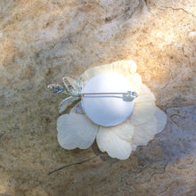 Charger l'image dans la galerie, Broche hortensia crème & argentée