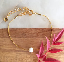 Charger l'image dans la galerie, Bracelet perle blanche doré