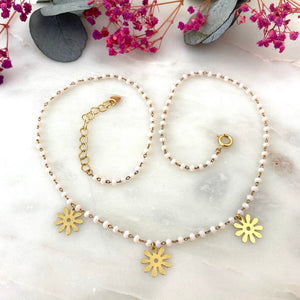 Collier fleurs dorées et perles blanches