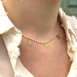 Collier fleurs dorées et perles blanches