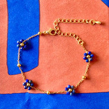 Charger l&#39;image dans la galerie, Bracelet fleur doré &amp; lapis lazuli
