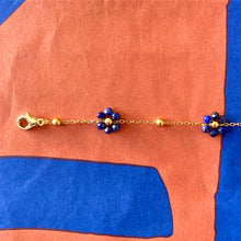 Charger l&#39;image dans la galerie, Bracelet fleur doré &amp; lapis lazuli