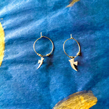 Charger l&#39;image dans la galerie, Créoles hirondelles en acier