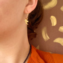 Charger l&#39;image dans la galerie, Créoles hirondelles en acier doré