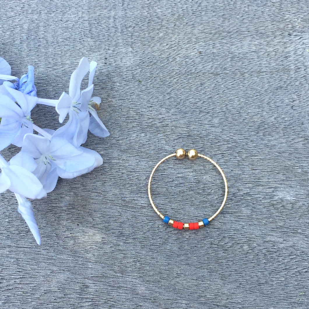 Bague plaquée or perles rouge & bleu