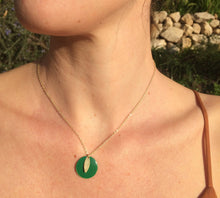Charger l&#39;image dans la galerie, Collier disque émaillé vert &amp; doré