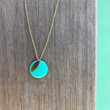 Charger l&#39;image dans la galerie, Collier disque émaillé turquoise &amp; doré