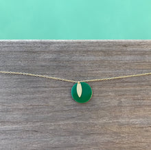 Charger l&#39;image dans la galerie, Collier disque émaillé vert &amp; doré