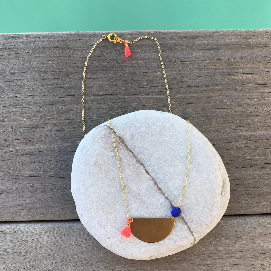 Collier lune pompon corail