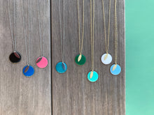 Charger l&#39;image dans la galerie, Collier disque émaillé turquoise &amp; doré
