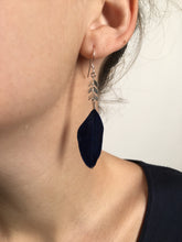 Charger l&#39;image dans la galerie, Boucles d&#39;oreilles plumes argent &amp; bleu nuit