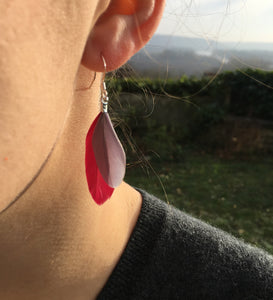Boucles d'oreilles plumes grises & bordeaux