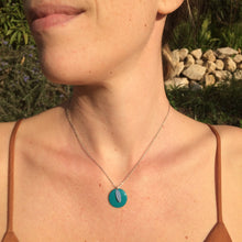 Charger l&#39;image dans la galerie, Collier disque turquoise foncé &amp; argenté