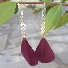 Charger l&#39;image dans la galerie, Boucles d&#39;oreilles plumes argenté &amp; prune