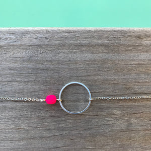 Bracelet centre argenté & perle rose fluo