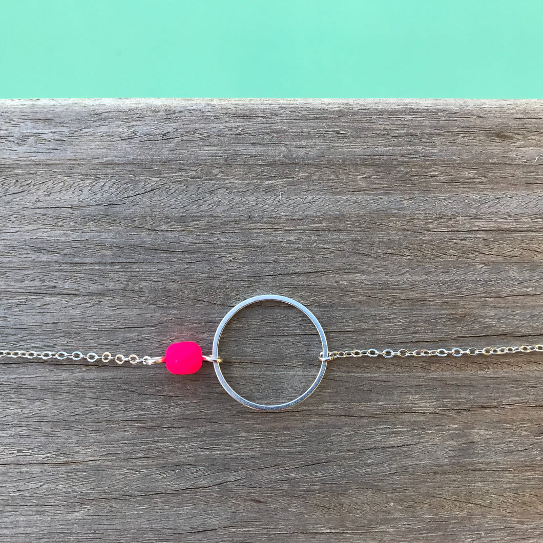 Bracelet centre argenté & perle rose fluo