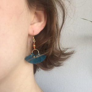 Boucles d’oreilles pompons bleu canard