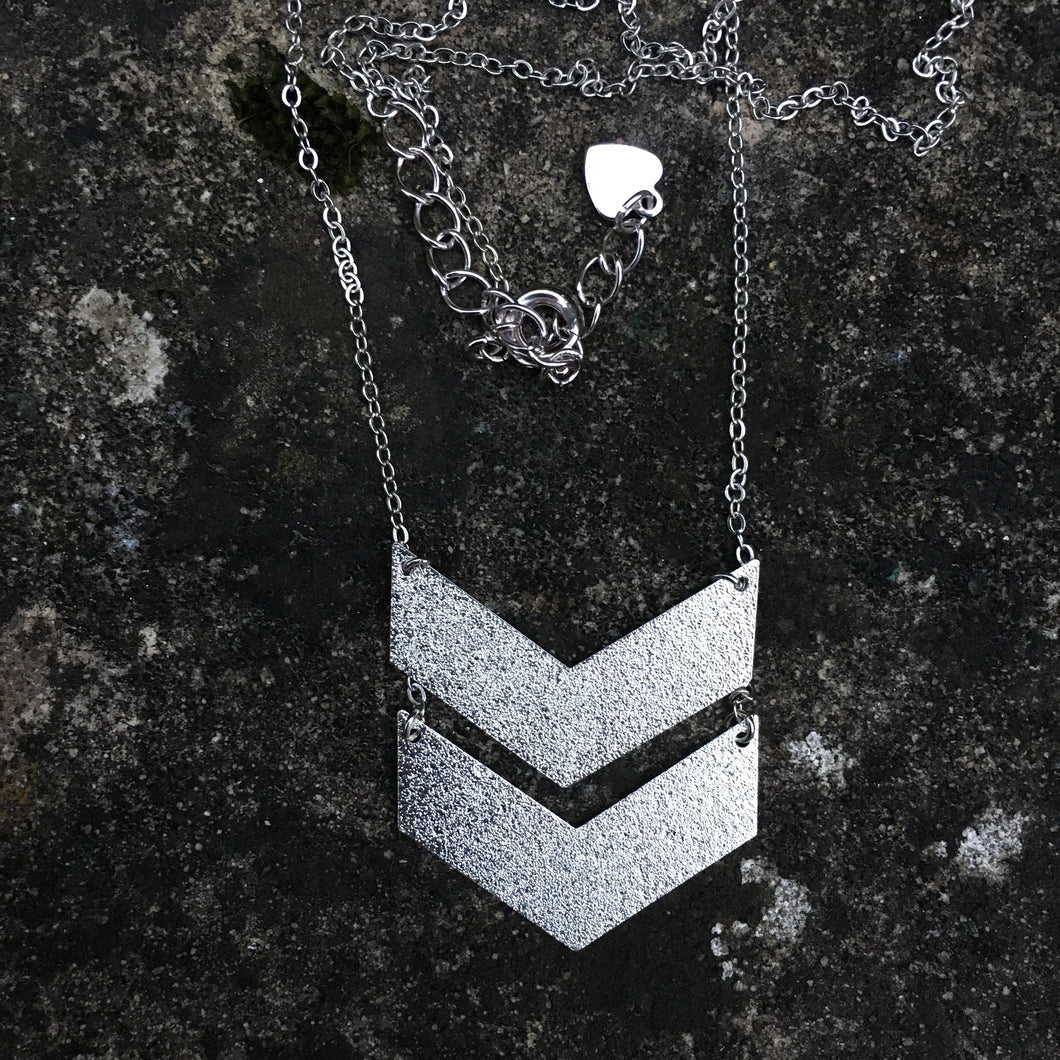 Collier triangles argentés