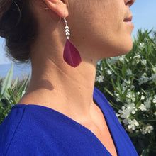 Charger l&#39;image dans la galerie, Boucles d&#39;oreilles plumes argenté &amp; prune