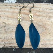 Charger l&#39;image dans la galerie, Boucles d&#39;oreilles plumes or &amp; bleu pétrole