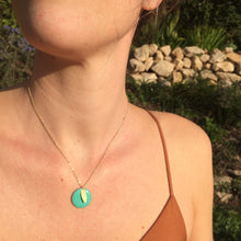 Charger l&#39;image dans la galerie, Collier disque émaillé turquoise &amp; doré