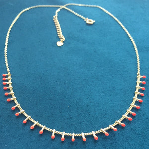 Collier doré gouttes corail fluo