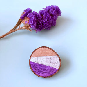 Broche en bois, violet & argent