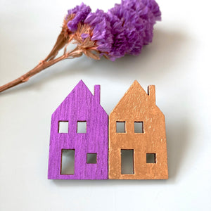 Broche maisons violette & dorée