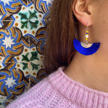 Charger l&#39;image dans la galerie, Boucles éventails argentés bleu roi