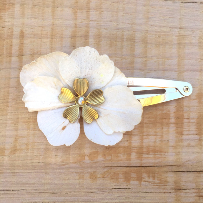 Barrette dorée hortensia crème & perle