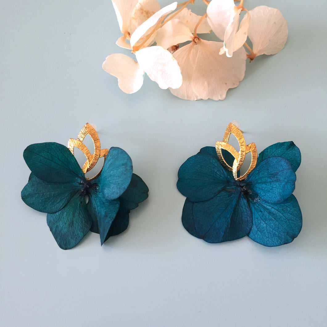 Boucles d'oreilles hortensia bleues & dorées