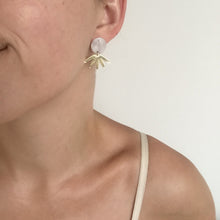 Charger l&#39;image dans la galerie, Boucles d&#39;oreilles nénuphar blanches &amp; dorées