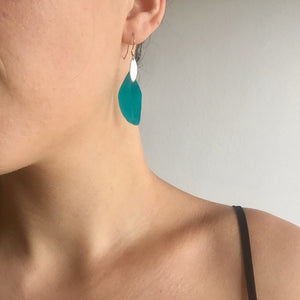 Boucles d'oreilles argentées & plumes turquoise