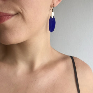 Boucles d'oreilles dorées & plumes bleu roi