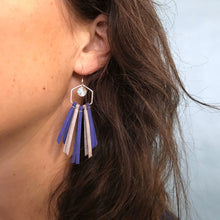 Charger l&#39;image dans la galerie, Boucles d&#39;oreilles rayonnantes argentées &amp; bleu