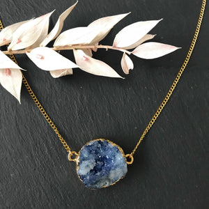 Collier plaqué or & géode cristal bleu - pièce unique