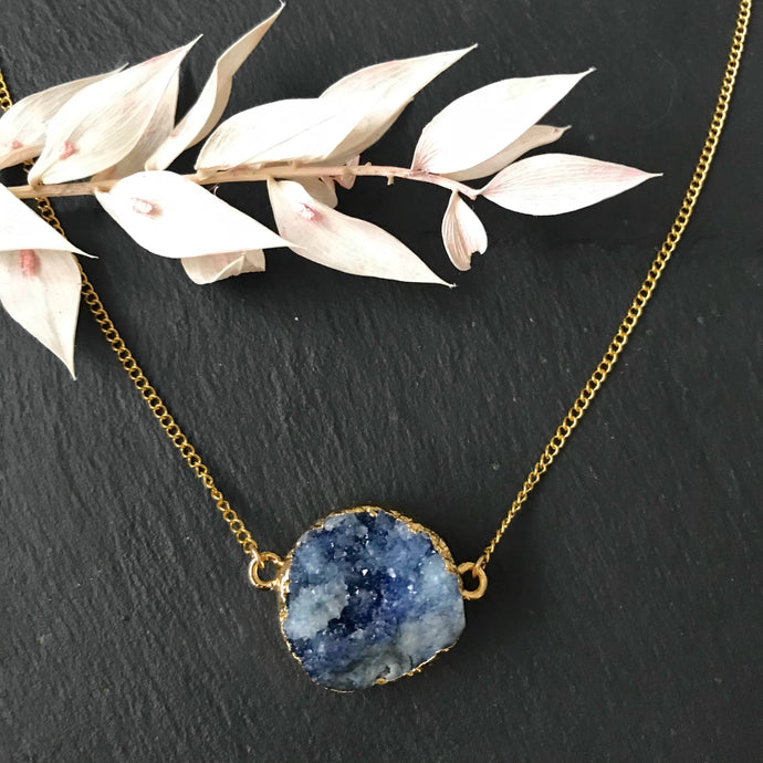 Collier plaqué or & géode cristal bleu - pièce unique
