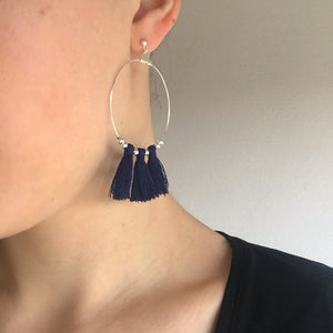 Boucles d'oreilles argentées pompons bleu marine