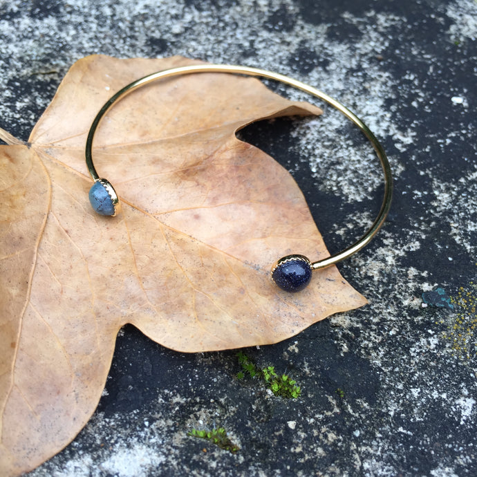 Bracelet jonc plaqué or, agate indienne et blue sand