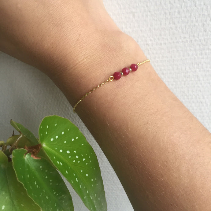 Bracelet doré et jade rouge