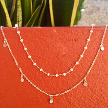 Charger l&#39;image dans la galerie, Collier double rang argenté perles blanches
