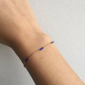 Bracelet doré et pointillés bleu roi